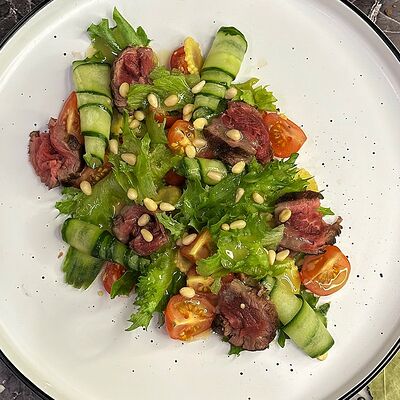 Салат с ростбифом в Рива Рум лаунж бар по цене 792 ₽