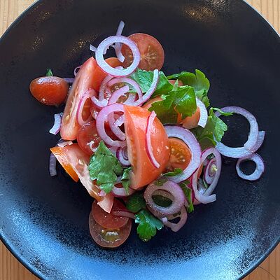 Томаты с красным луком в Sofa&par по цене 190 ₽