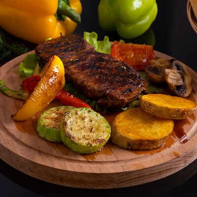 Стейк говяжий с овощами гриль в Тесоро по цене 1655 ₽