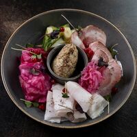 Застольная закуска по-русски в Абсолютъ