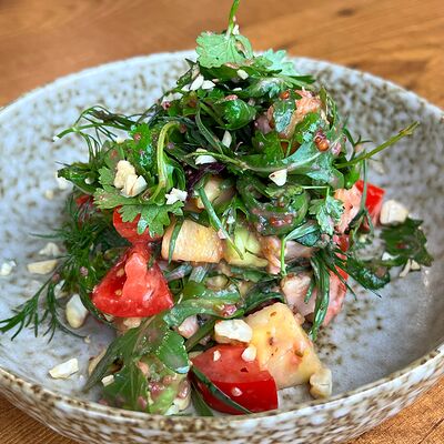 Салат с индейкой и медово-кизиловым соусом в Дюшес по цене 540