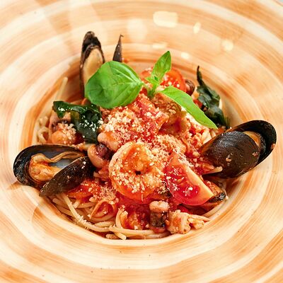 Паста с морепродуктами, свежим базиликом и соусом маринара в Pivino по цене 590