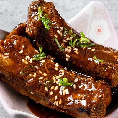 Томленые в пиве свиные ребра в Japan Corner по цене 1100 ₽