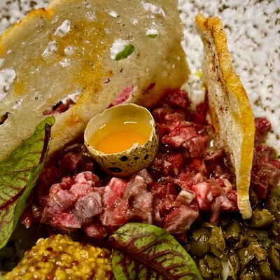 Тартар из говяжьей вырезки в Vinokurov karaoke rest по цене 1053 ₽