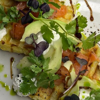 Русская брускетта с лососем и авокадо в Корона по цене 625 ₽