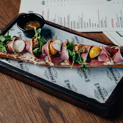 Брускетта с ростбифом в Billy McDaniel по цене 990 ₽