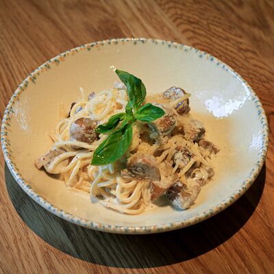Спагетти с лесными грибами в DVOR гриль-бистро по цене 800 ₽