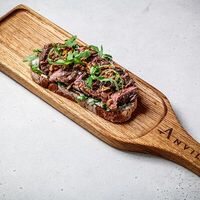Брускетта со стейком стриплойн в Anvil Cafe