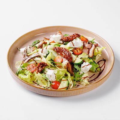 Салат с беконом, фетой и вялеными томатами в Gytбаr по цене 841 ₽