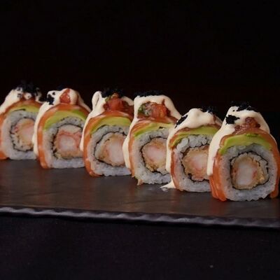 Ролл с лососем и томатной сальсой в Кабуки по цене 590