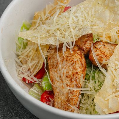 Цезарь с курицейв Гурман по цене 370 ₽