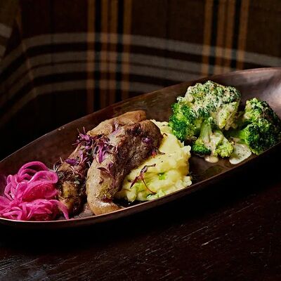 Язык гриль с цитрусовым соусом и картофельном пюре_ в Chester по цене 748 ₽