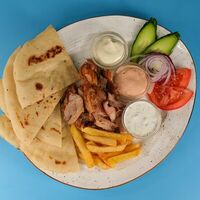 Гирос в тарелке со свининой в BingGyros