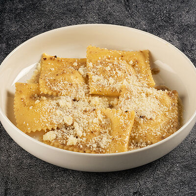 Равиоли с бурратой и трюфельным соусом в BeerLogovo по цене 570 ₽