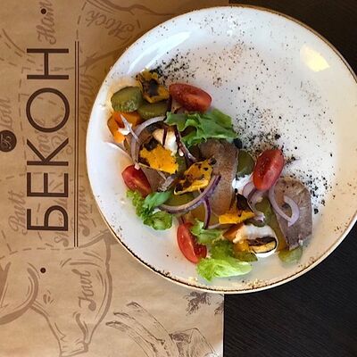Салат с языком и беконом в Restobar Бекон по цене 660 ₽