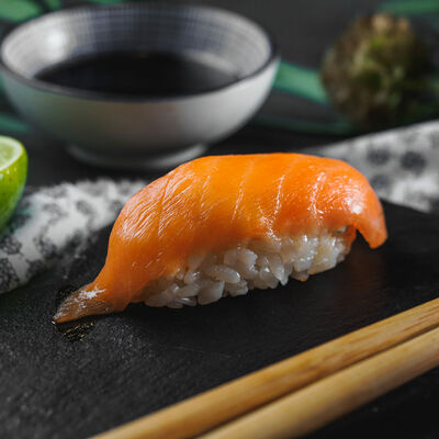 Суши с лососем в Тайфун по цене 299