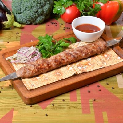 Люля-кебаб из телятины с соусом сацебели в АйДаБаран по цене 850 ₽