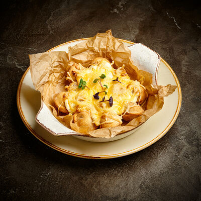 Запеченные мясные пельмени под сулугуни со сметаной в Корчма по цене 590 ₽