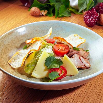 Цезаридзе с цыпленком из тандыра в Сулугуни по цене 563 ₽