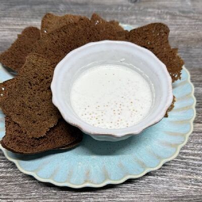 Щучья икра со сметаной, луком и домашним хлебом в Веранда по цене 1290 ₽