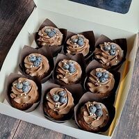 Капкейки со сливочно-шоколадным кремом и свежей голубикойв Marys Cakes