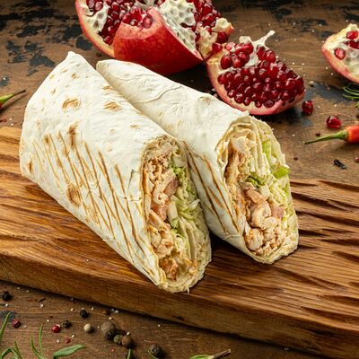 Шаурма с курицей на углях в Вкусно есть всё на углях по цене 440 ₽