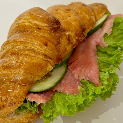 Круассан Лосось и творожный сыр в Croissant по цене 380 ₽