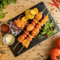 Шашлык из филе кур грудки на шпажке в Red Mangal