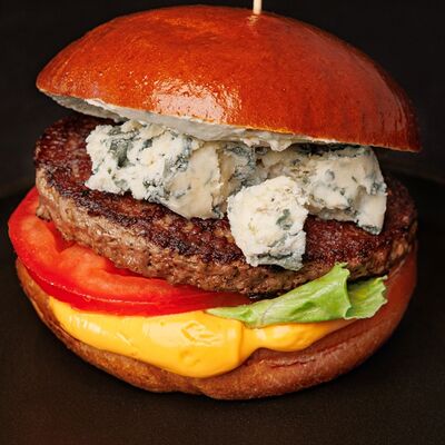 РогБургер с сыром дорблю в Rogulevs Burgers по цене 840 ₽