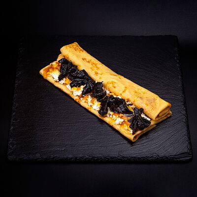 Блин с творогом и черносливом в Кофе блин по цене 379 ₽