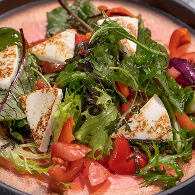 Салат из овощей с сыром в VIP караоке-клуб Ля Мажор по цене 590 ₽