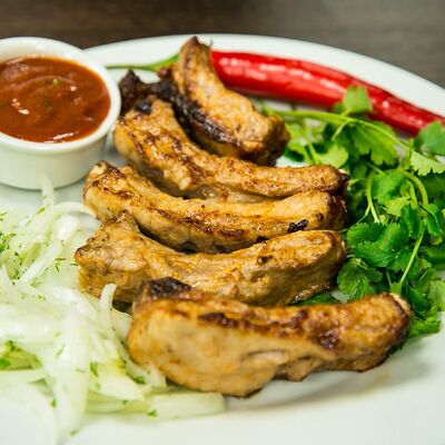 Шашлык из свиных рёбрышек в Мангал и мясо по цене 546 ₽