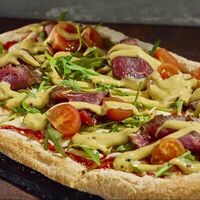 Пицца с ростбифом, маринованными черри и медово-горчичным соусом в Гастробар DOM