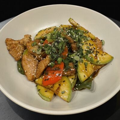 Вок свинина с овощами в кисло-сладком соусе в Винегрет по цене 550 ₽