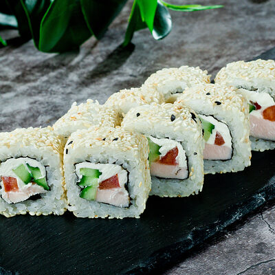 Фирменный ролл Сливочный с курицей в Sushi san по цене 280 ₽