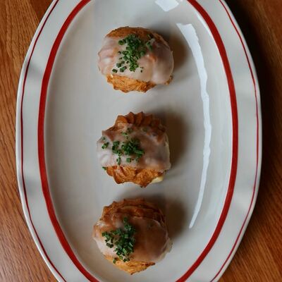 Пирожки по-европейски с картофельным кремом, грибами и салом в Lucky Duck по цене 610 ₽