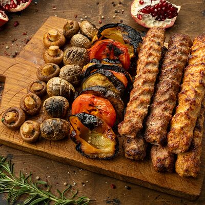 Ассорти люля-кебаб с овощами в Вкусно есть всё на углях по цене 5920 ₽
