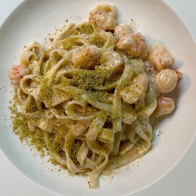 Тальятелле с креветками, фисташками и песто из грецкого ореха в L'angolo Italiano по цене 38 р.