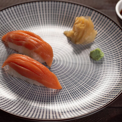 Суши лосось в Эбби Noodles & Sushi Bar по цене 180