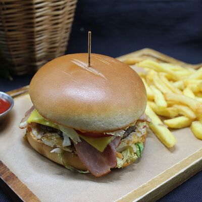 Бургер с говядиной, беконом и картофелем фри в Кафе Хинкальная по цене 590 ₽