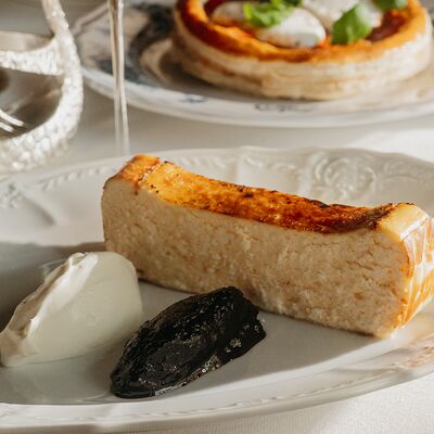 Творожная запеканка с фермерской сметаной и домашним вареньем в Salone pasta & bar по цене 850 ₽