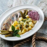Сельдь с отварным картофелем в Альбатрос