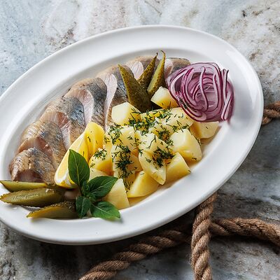 Сельдь с отварным картофелем в Альбатрос по цене 640 ₽