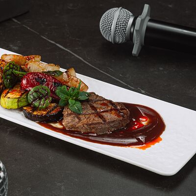 Филе-миньон с овощами гриль, кукурузой и мясным соусом в Интонация по цене 1870 ₽