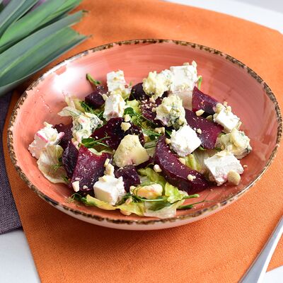 Салат из печеной свеклы с сыром и орешками кешью в Самое популярное кафе по цене 460