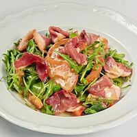 Салат из утки с руколой и томатами в Кафе Итальянцы