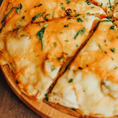 Четырехслойная пицца с курицей и грибами в Monsterpizzz по цене 1529 ₽