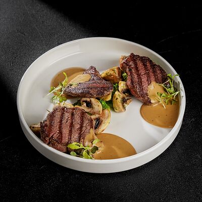 Медальоны из говядины в Everest Sochi по цене 1700 ₽