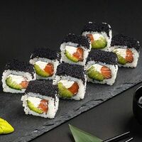 Black Стар с лососем Калифорнияв Mister Sushi