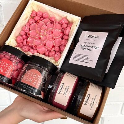 Подарочный бокс L №14 в Verria Chocolate - клубника в шоколаде по цене 3890 ₽